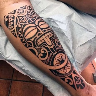  Tatouage maori, polynésien sur le mollet avec un beau tiki